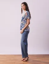 Blusa de algodón estampada marca Cupio, con cuello a la base y manga corta.