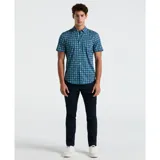 Camisa de hombre de manga corta con estampado geométrico en tonos azules. Tiene cuello abotonado y corte clásico.