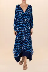 Kaftán largo con estampado abstracto en tonos azules y negros, con mangas amplias y escote en V con recogido frontal.