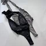 Body negro con escote halter profundo y espalda descubierta.