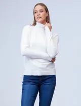 Polera de punto fino marca Nienty, color blanco, con cuello alto volcado y mangas largas con detalle de tajo en los puños.