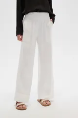 Pantalón blanco de viscosa, de corte recto y tiro alto, con bolsillos laterales y cintura elástica.