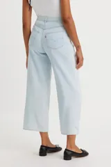 Pantalón de jean celeste claro, de corte ancho y tiro medio.