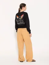 Pantalón negro de tencel con lino, de corte recto y caída liviana. Tiene elástico en la cintura, falsa cartera, bolsillos escondidos en el delantero y bolsillo ojal en la espalda.