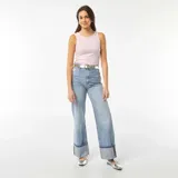 Camiseta de tirantes rosa de tejido de punto acanalado.