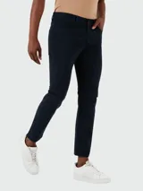 Pantalón de gabardina de denim elastizado, corte slim fit, color azul oscuro.