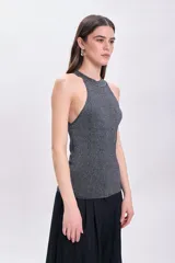 Top musculosa de punto color gris con brillo.