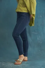 Pantalón jean negro de corte skinny con tiro alto.