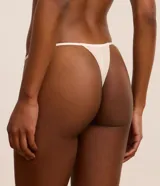 Bombacha colaless color crema con encaje floral en la parte delantera y tul en la parte trasera.