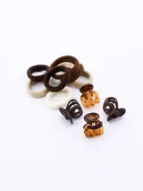 Pack de accesorios para el pelo que incluye cuatro mini pinzas de pelo en color marrón y ocho coleros en tonos marrón y beige.