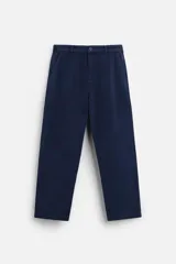 Pantalón azul marino de corte recto, confeccionado en tejido de lyocell y algodón. Cuenta con bolsillos laterales y traseros de ojal.