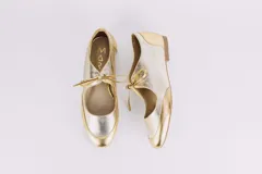 Zapatos tipo ballerina de cuero metalizado plateado y dorado, con amarre delicado en la capellada.
