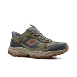 Championes deportivos Skechers Hands Free Slip-ins Vigor AT para hombre, color verde oliva con detalles en gris y marrón. Capellada de cuero y material sintético, cordones elásticos, plantilla Skechers Air-Cooled Memory Foam y suela de tracción resistente.