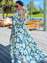 Vestido largo de polysilk con estampado paisley en tonos azul, celeste y dorado. Tiene escote en V, mangas largas acampanadas y corte amplio.