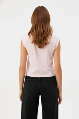 Remera color crema de algodón con estampado de un velero y la frase "Rough Waters Make The Best Sailors" en azul.