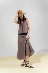 Falda midi de lino color gris claro, de silueta amplia y pretina elastizada color beige.