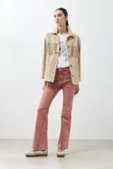 Pantalón jean oxford color lacre, de corte acampanado y tiro alto.