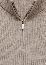 Conjunto de jersey y pantalón de punto acanalado color gris topo. El jersey es de cuello alto con cremallera, manga larga acampanada y corte entallado.