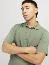 Chomba manga corta color verde militar de piqué de algodón, con cuello clásico, tapeta de tres botones y logo bordado en el pecho. Corte regular.