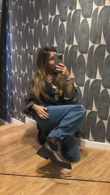 Botas de cuero color marrón oscuro, estilo Chelsea, con elástico lateral negro y suela track negra. Incluye correa de cuero desmontable con hebilla.