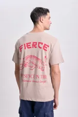 Remera color crudo de corte clásico con estampa en la espalda que incluye un tigre, la palabra 'Fierce' y la frase 'Presence in the wilderness looms large'.