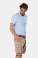 Bermuda cargo azul marino confeccionada en 98% algodón y 2% spandex, con bolsillos laterales.