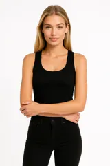 Musculosa de bretel ancho color negro, de algodón, lisa, al cuerpo y con cuello redondo.