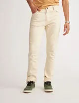 Pantalón de jean color crudo, corte slim.