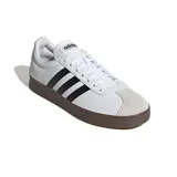 Championes Adidas VL Court Base para hombre, color blanco con detalles en negro y suela marrón. Confeccionados en cuero sintético con las tres tiras características de la marca en los laterales y puntera de gamuza.