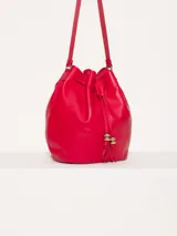 Cartera tipo bucket color rojo, de cuero, con cierre de cordón ajustable y correa larga para colgar del hombro.