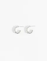 Aros de 1 cm en aleación de metales con diseño trenzado y acabado plateado.