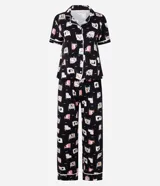 Conjunto de pijama americano largo, confeccionado en viscosa estampada con diseño de perros. Incluye una camisa de manga corta con cuello y botones, y un pantalón largo con cintura elástica.