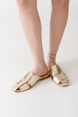 Zuecos plateados de cuero con diseño tejido y punta cuadrada.