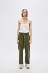 Pantalón verde oliva estilo cargo, de tiro alto, con bolsillos laterales y lazo en la cintura.