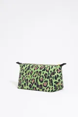 Neceser grande de nylon con estampado animal print en tonos verde, negro y rosa. Tiene estructura blanda, cierre con cremallera, logo de la marca y bolsillo interior.
