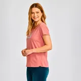Remera negra de manga corta con cuello redondo y logo metálico de CAT estampado en el pecho.