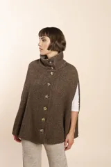 Capa marrón de lana con cuello alto abotonado y aberturas laterales.