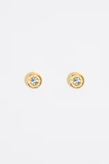 Par de aros dorados con forma circular y logo de la marca en el borde. En el centro tienen un cristal transparente.