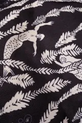 Cooler pequeña con estampado de hojas y sirenas en blanco y negro, con manija jacquard en blanco y negro con el monograma Polonio. Confeccionada en poliéster reciclado e insulada con espuma PE de 3 mm laminada en aluminio.