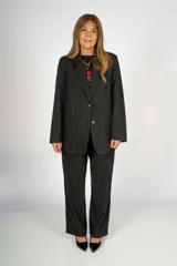 Blazer negro con rayas verticales blancas, corte clásico, solapas de muesca y cierre frontal con un botón.