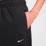 Pantalón largo deportivo Nike Sportswear Classic Wovens de mujer, color negro con logo blanco en el muslo izquierdo.