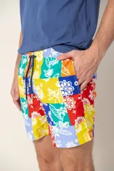 Short de baño azul con estampado de flores blancas, cintura elástica y cordón ajustable.
