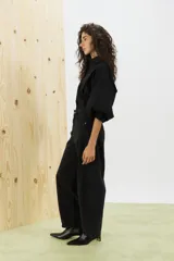 Pantalón de jean negro de corte amplio, con tiro alto y detalles de costuras en las piernas.