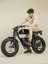 Pantalón cargo color marrón con bolsillos laterales con solapa y corte ajustado.