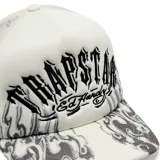 Gorro tipo trucker color crema con red blanca y visera curva con estampado de dragones grises. Presenta el logo de Trapstar bordado en el frente y el logo de Ed Hardy en la visera.