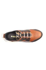 Zapatillas deportivas con estampado animal print de leopardo y cebra, detalles en charol rojo y base blanca.