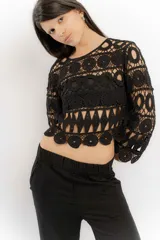 Blusa calada color beige, de hilo de algodón, con mangas largas y corte crop.
