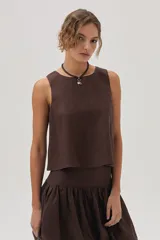 Top marrón sin mangas de lino, con corte cropped y espalda cruzada.