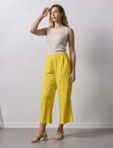 Pantalón de lino amarillo, marca Cupio, con pretina ancha elastizada y bolsillos delanteros.