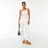 Camiseta sin mangas rosa de canalé con tirantes finos y detalle de encaje con moño en el escote.